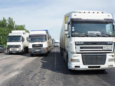 В Херсонской области водители фур перекрыли дорогу на Крым 