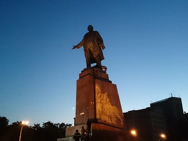 В Харькове митингующие пилят ноги памятнику Ленину. Фоторепортаж