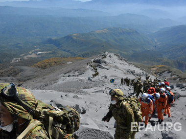 В Японии у вулкана Онтаке возобновлены поисковые работы