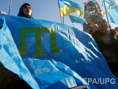 В Крыму десятки человек собрались у дома похищенных крымских татар