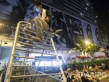 Митингующие в Гонконге построили баррикады, столкновения с полицией продолжаются