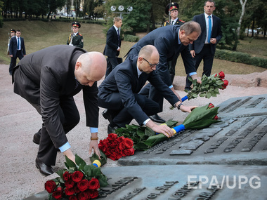 Украинские политики возложили цветы к мемориалу в Бабьем Яру. Фоторепортаж