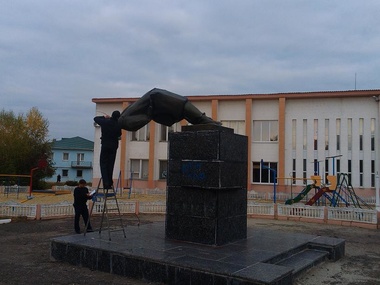 В Сватово Луганской области согнули памятник Ленину