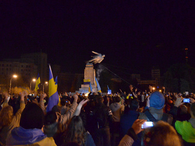 В Изюме Харьковской области снесли памятник Ленину