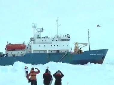 В Антарктике спасают команду научно-исследовательского судна