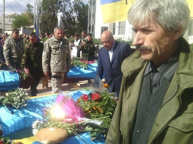 Москаль на коленях попросил прощения у неизвестных украинских солдат