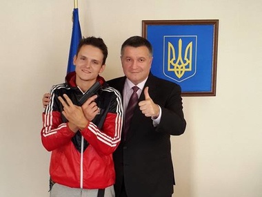 Аваков: Mustang Wanted вернулся в Украину и за образцовое выполнение задания награжден именным оружием