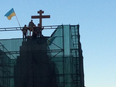 В Харькове на месте памятника Ленину поставили крест