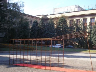 В Днепропетровске на месте Ленина установили мышеловку размером с человека