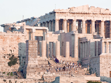 В Греции полиция арестовала двух россиян, которые выполняли физические упражнения на стене Акрополя