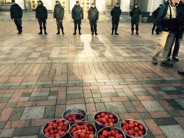 Активисты приготовили помидоры для депутатов, которые не проголосуют за антикоррупционные законы
