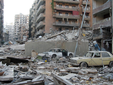Взрыв авто в Бейруте унес жизни троих, число жертв растет