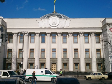Журналист Бутусов: Фельдъегерская служба до сих пор не передала подписанный текст закона о люстрации в Верховную Раду