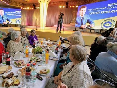 Кивалов проводит встречи с избирателями с вином и бутербродами