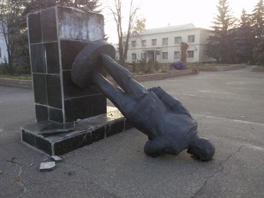 В Луганской области упал еще один памятник Ленину