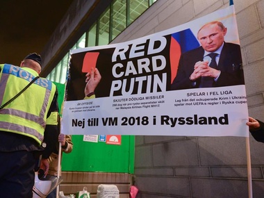 Перед матчем Россия &ndash; Швеция проукраинские активисты предъявили Путину "красную карточку". Фоторепортаж