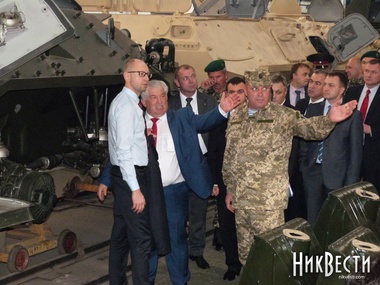 Яценюк приехал на бронетанковый завод в Николаеве. Фоторепортаж