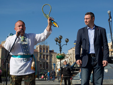 Казаки на Майдане подарили Кличко нагайку для борьбы с коррупционерами. Фоторепортаж