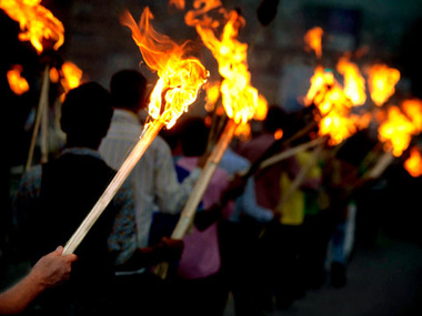В Днепропетровске активисты проводят факельное шествие в честь УПА
