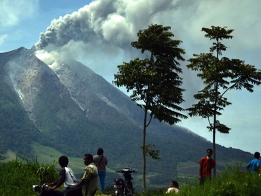 В Индонезии из-за извержения вулкана эвакуированы более 20 тыс. человек 