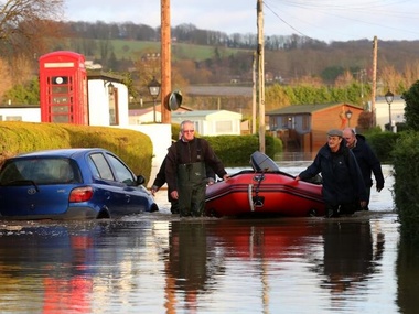 Сильные дожди вызвали масштабные наводнения в Британии и Франции