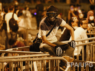 В Гонконге полиция применила слезоточивый газ против демонстрантов, чтобы помешать им построить баррикады