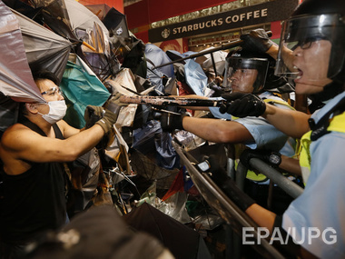 В Гонконге возобновились столкновения между полицией и протестующими