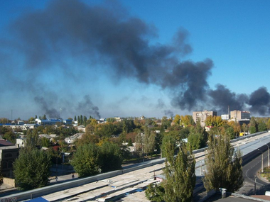 Горсовет: В четырех районах Донецка слышны залпы из тяжелых орудий и взрывы
