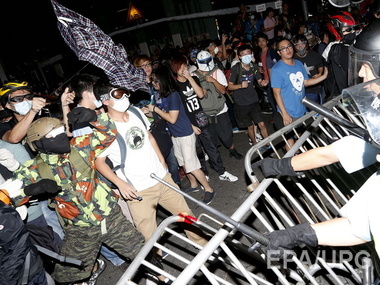 В Гонконге возобновились столкновения митингующих с полицией