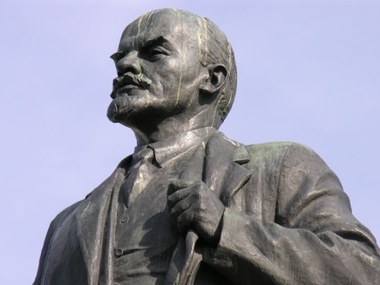 В Одесской области памятник Ленину облили черной краской