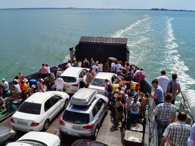 В керченском порту "Кавказ" очереди на паром ожидают около 400 автомобилей