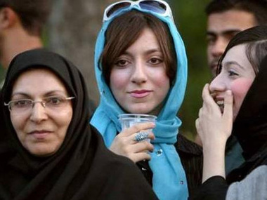В Иране расследуют обливание кислотой женщин, которые недостаточно покрывали свои головы
