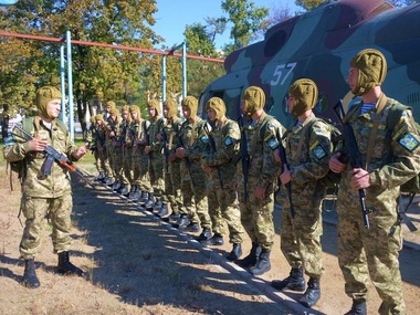 Будущие украинские десантники подготовились к прыжкам с парашютом. Фоторепортаж