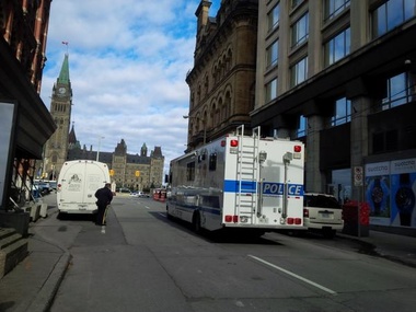 Неизвестный открыл стрельбу возле парламента Канады