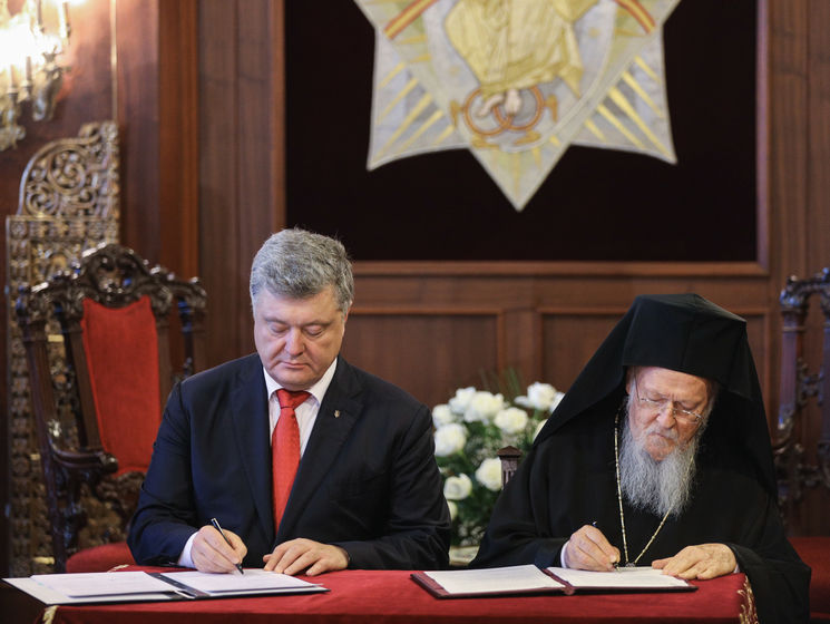 Порошенко подписал в Стамбуле договор о сотрудничестве между Украиной и Вселенским патриархатом