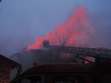 Пожарные потушили сильный пожар в доме на Подоле. Фоторепортаж