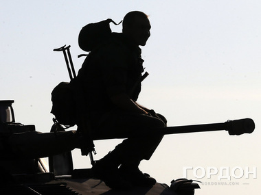 В Донецке боевики перекрывают дорогу к аэропорту танками