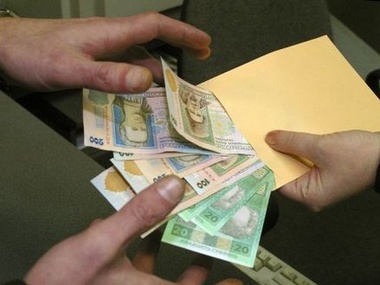 Опрос: 56% украинцев получают зарплату "в конвертах"