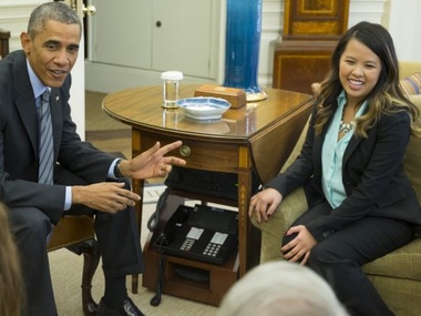 Президент США Обама принял в своем рабочем кабинете медсестру, которая вылечилась после болезни Эбола