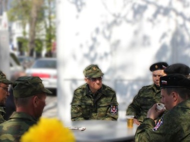 Крымская "самооборона" разбила лагерь в центре Симферополя