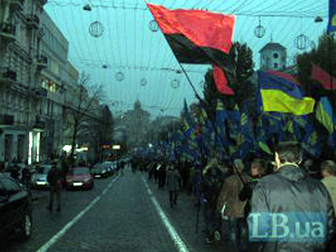 "Беркут" окружил колонну митингующих возле ЦИК