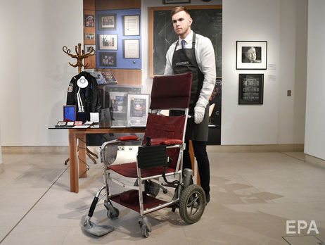 Инвалидное кресло Хокинга продали на аукционе за £296 тыс.