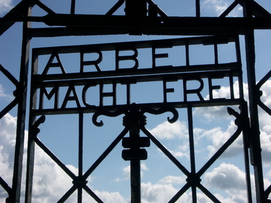 С территории мемориала в бывшем концлагере Дахау похитили знаменитую дверь с надписью "Труд делает свободным"