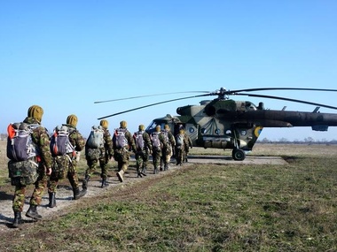 Курсанты Военной академии в Одессе совершили первый в жизни прыжок с парашютом. Фоторепортаж