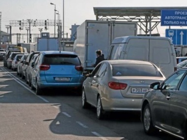 На переправе в Крыму сохраняется очередь из грузовиков