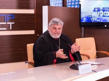Днепропетровский священник предложил новую версию гимна Украины