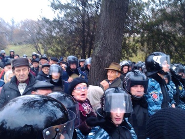 В Харькове проукраинские активисты не дали КПУ отпраздновать годовщину революции. Фоторепортаж