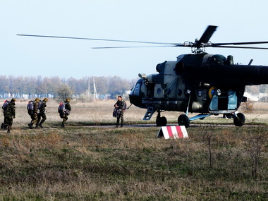 Курсанты Военной академии отрабатывают варианты десантирования с вертолета Ми-8. Фоторепортаж
