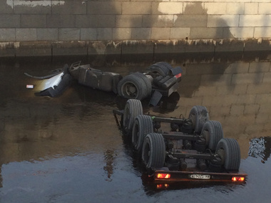 В Санкт-Петербурге бензовоз протаранил 10 автомобилей и упал в реку