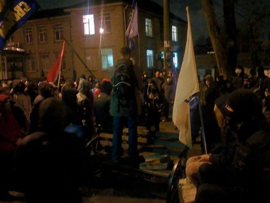 Под Киево-Святошинским судом произошли столкновения между беркутовцами и активистами. Пять госпитализированных